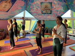 Weekend Retreat med Yoga, Solhilsen, Pranayama, og Meditation på Møn | 20. - 22. september 2024​